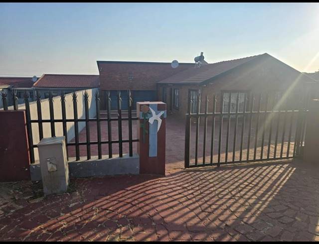 4 BEDROOM HOUSE FOR SALE IN LENASIA SOUTH